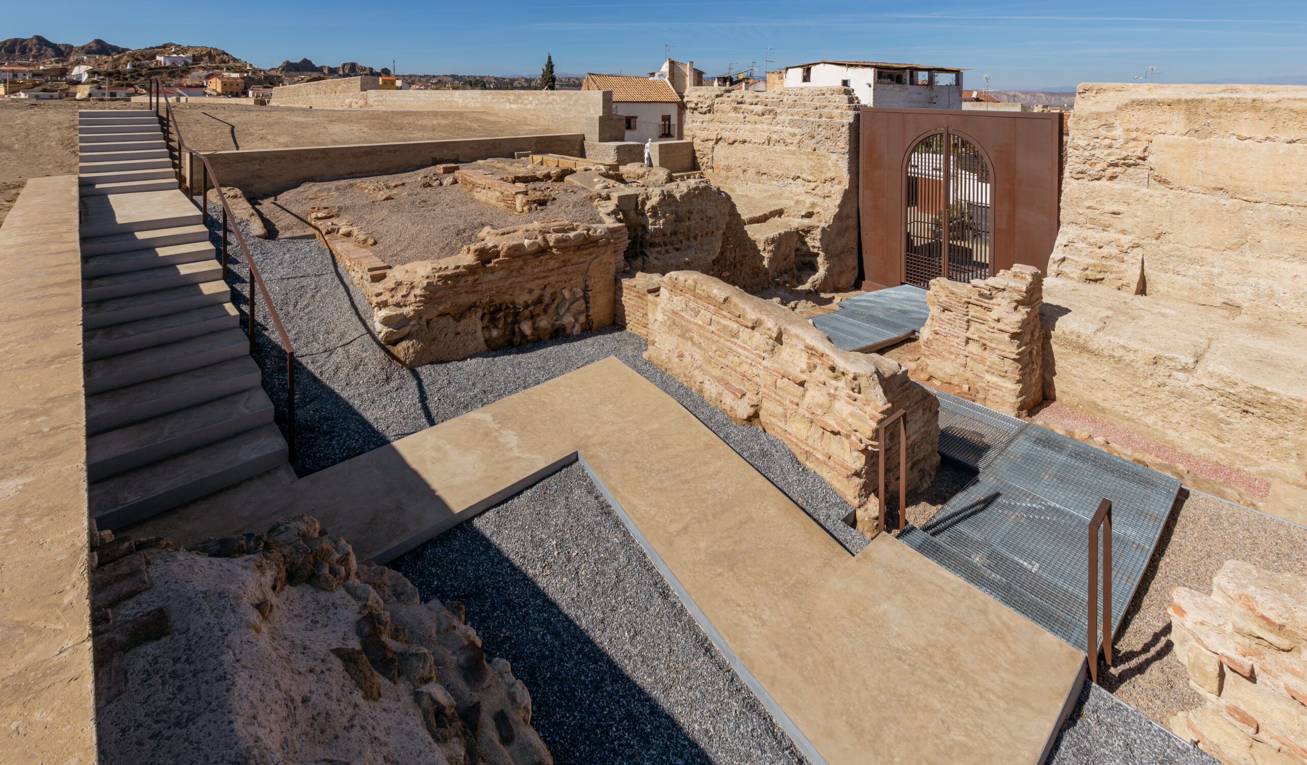 ALCAZABA-GUADIX_puerta-entrada-detras-2